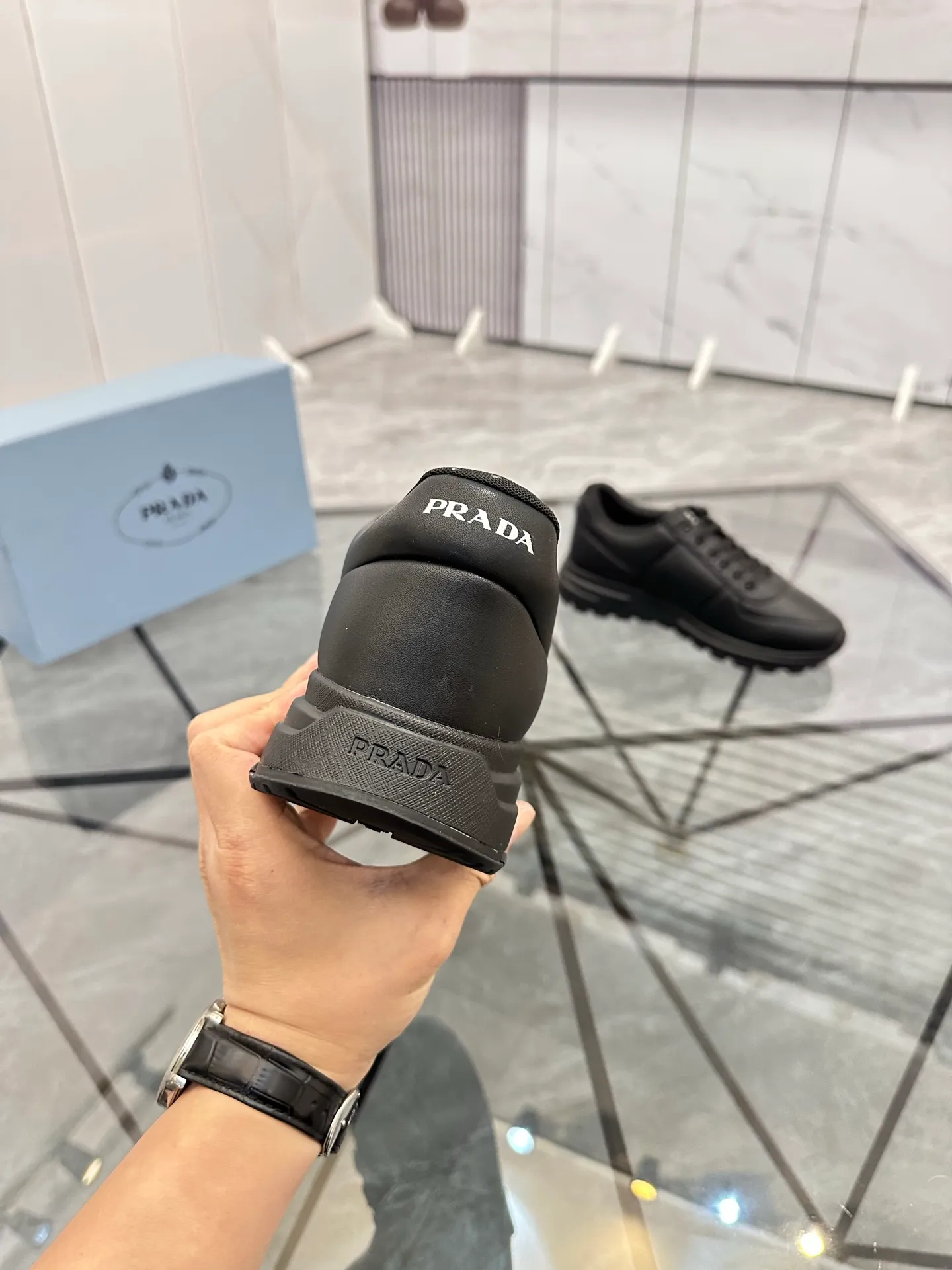 Men's shoes: 💰P440¥ Product trademark: Prada *"Prada*" low-top casual shoes Regular size: 38-44 (can be customized to 45.46) Product materials: imported cowhide upper, sheepskin lining, original outsole. Number: 835